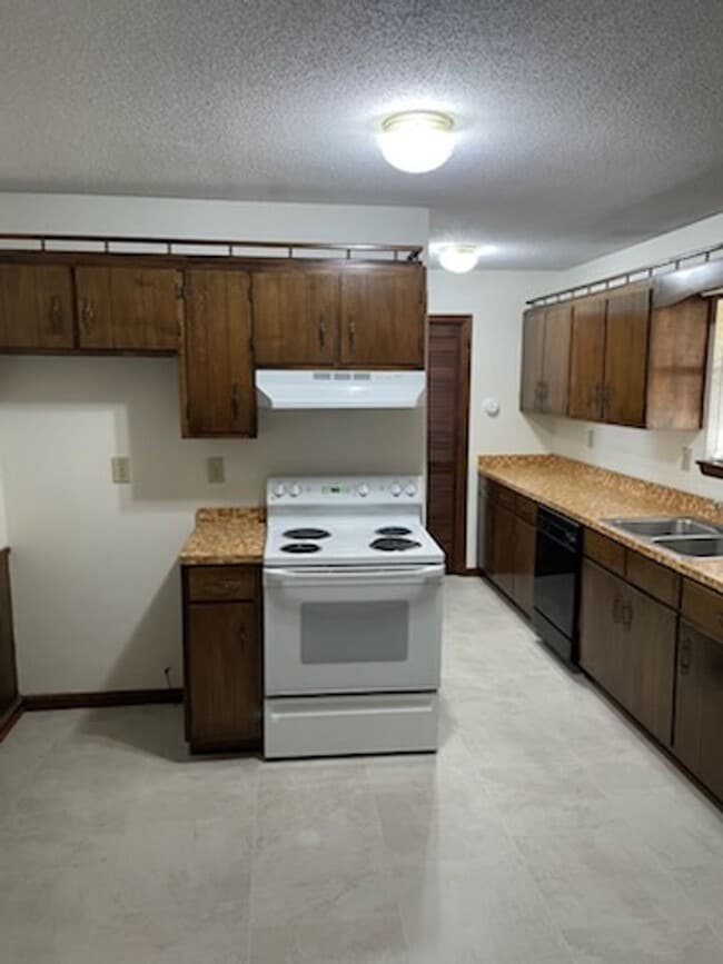 Building Photo - SINGLE FAMILY HOME