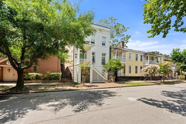 Foto del edificio - 205 W Huntingdon St