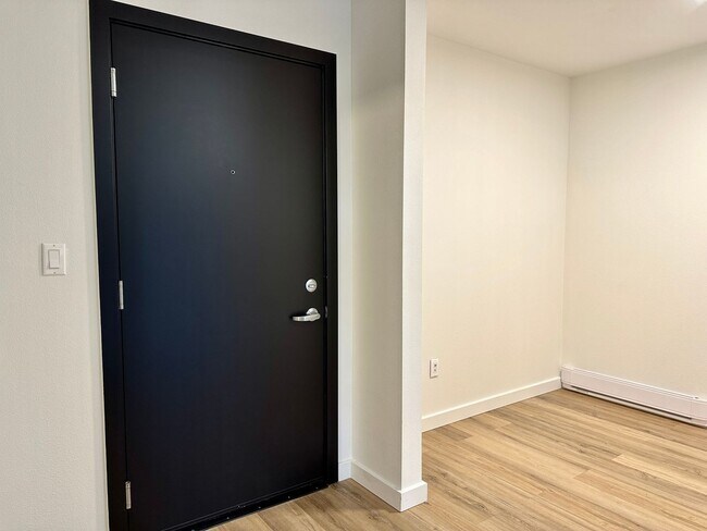 Foto del edificio - Updated 1 bedroom + Den! Parking included!...