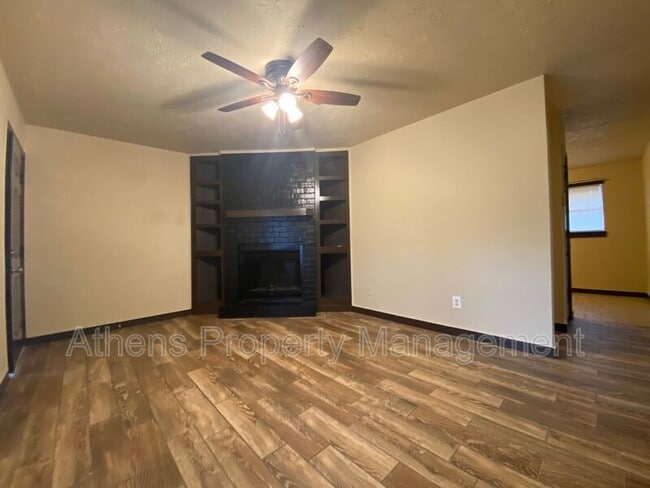 Building Photo - 1033 Alpine Ct