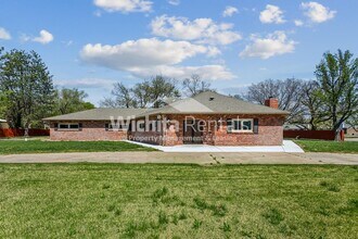 Building Photo - 10810 W Maple St