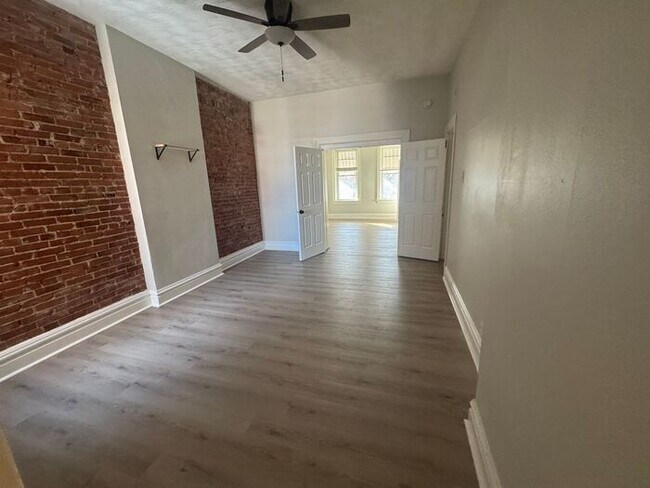 Building Photo - 2 bed/1 Bath South City Duplex Apartment