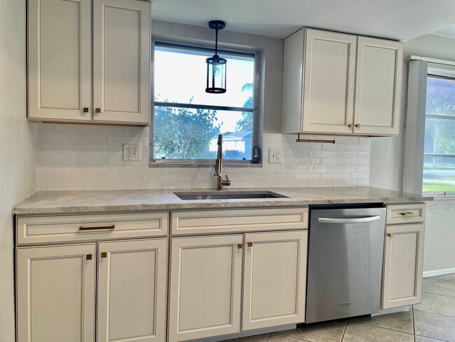 Foto del edificio - 1943 Sky Dr