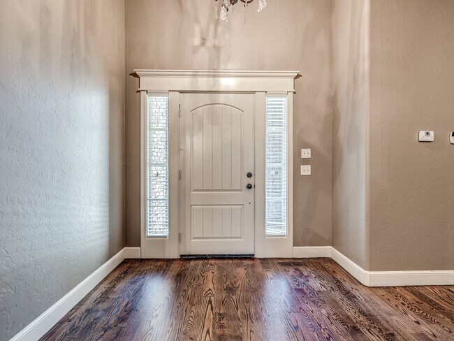 Foto del edificio - Luxury Edmond Townhome Overlooking Waterfa...