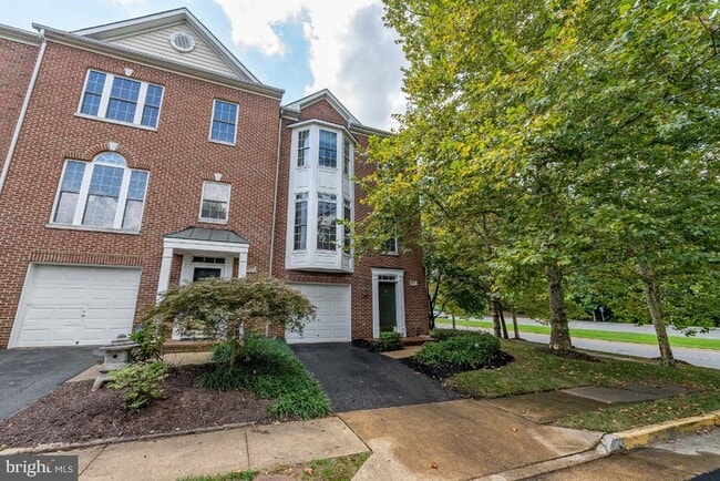 Building Photo - 4273 Upper Park Dr