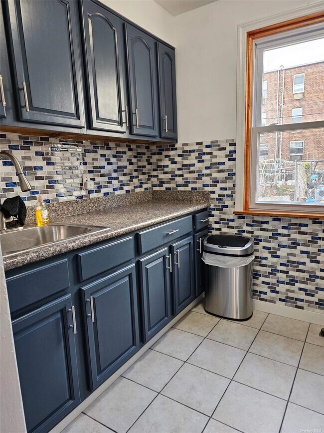 Foto del edificio - 133-13 Blossom Ave