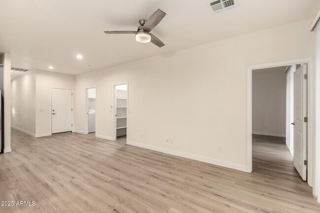 Foto del edificio - 129 W Latona Rd