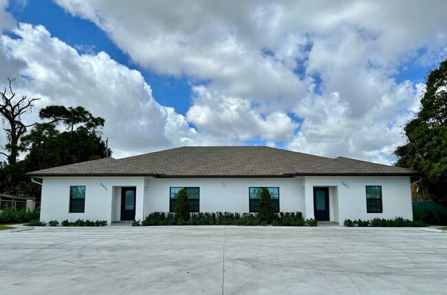 Building Photo - 2573 Gulfstream Rd