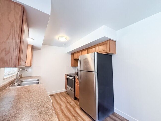 Building Photo - 2 Bed 1 Bath - New carpet - New paint - Great location!