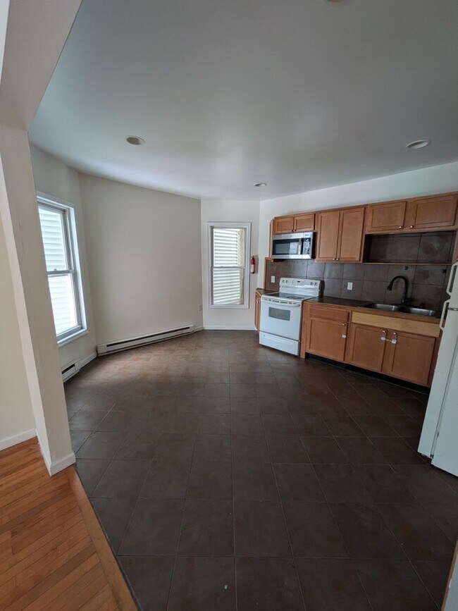 Foto del edificio - 643 Monroe Ave