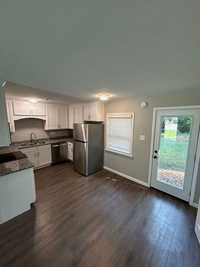 Building Photo - Available in Mid-September