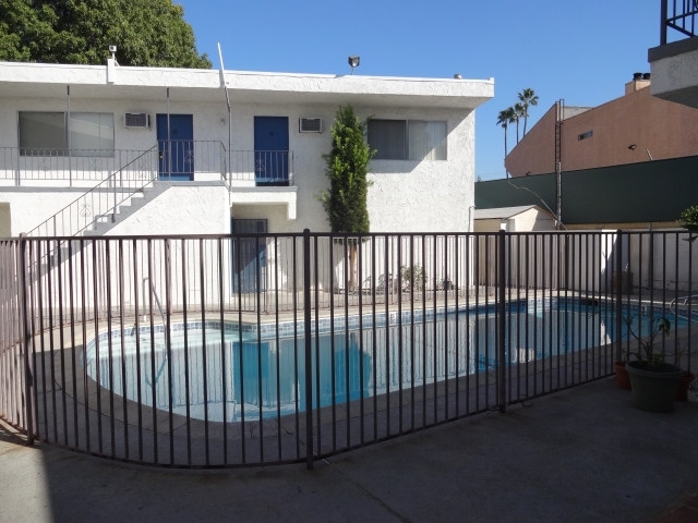 Piscina de natación - 8030 Langdon Avenue,