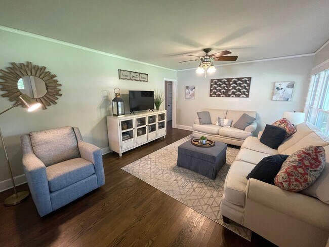 Building Photo - Updated 3 Bedroom Home