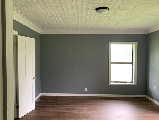 Building Photo - 4 Bedroom 3 bath home for lease