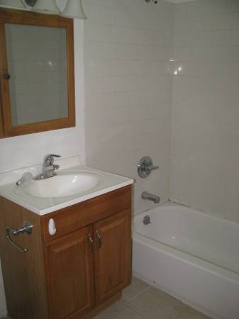 Baño del primer piso - 73 Sherman St