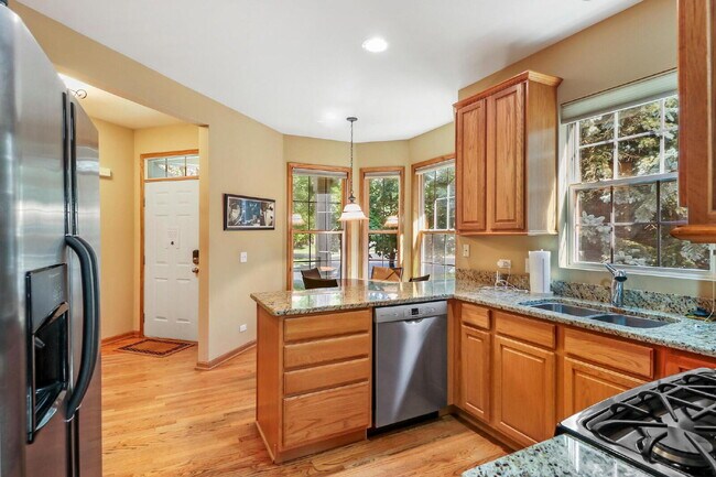 Foto del edificio - Spacious 3-Bedroom Townhouse with Main-Flo...