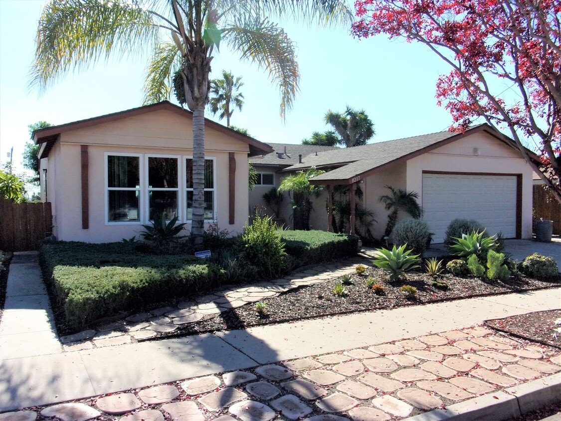 Foto principal - 4bedrm 2 1/2 bath house with yard & garage...