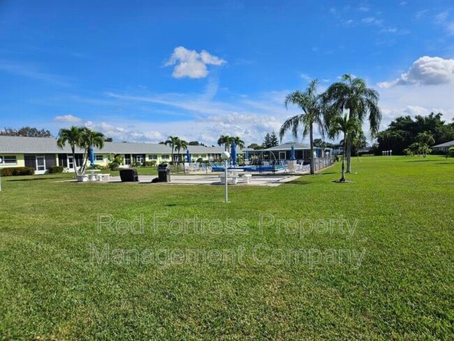 Foto del edificio - 6761 Lake McGregor Cir