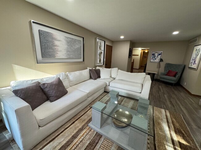Foto del edificio - 5855 Thatcher Dr