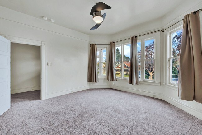 Foto del edificio - Large upper level Craftsman style apartment