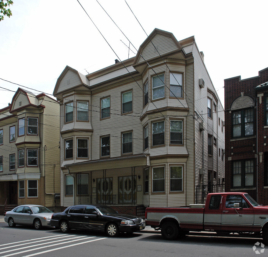 Building Photo - 218-220 Van Buren St