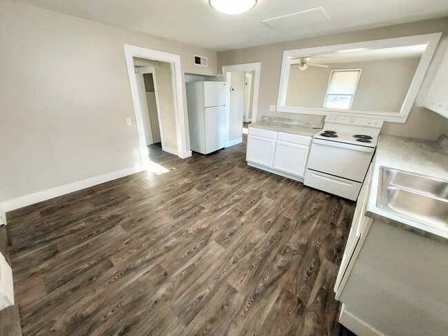 Building Photo - 1730 Park St