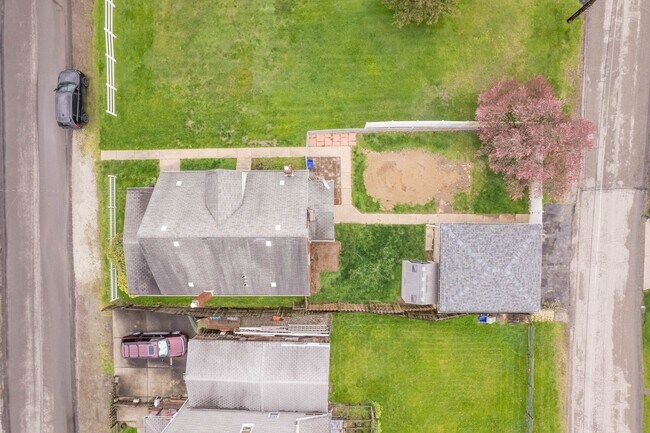 Building Photo - SENSATIONAL 4 BED, 2 BATH HOME AVAILABLE N...