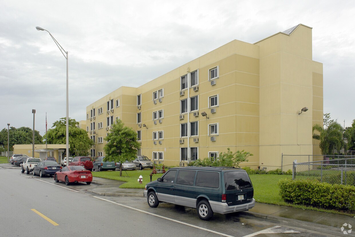 Building Photo - Vivian Villas