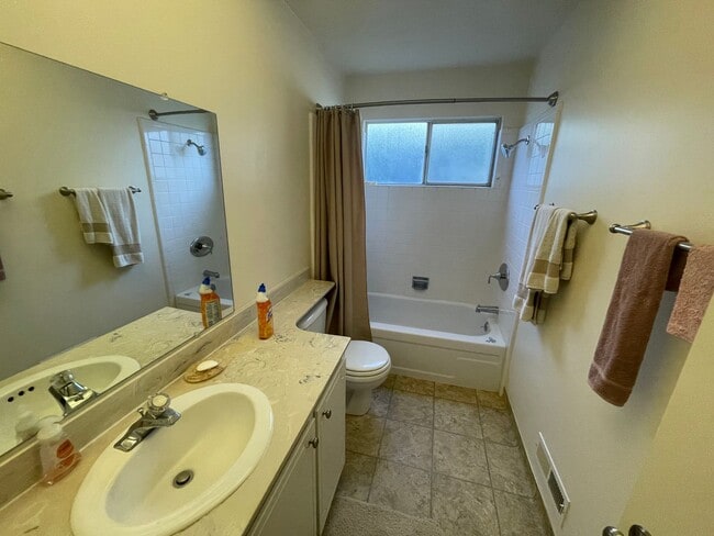 Foto del edificio - $4,290 / BEAUTIFUL BROOKVALE HOME IN CENTR...