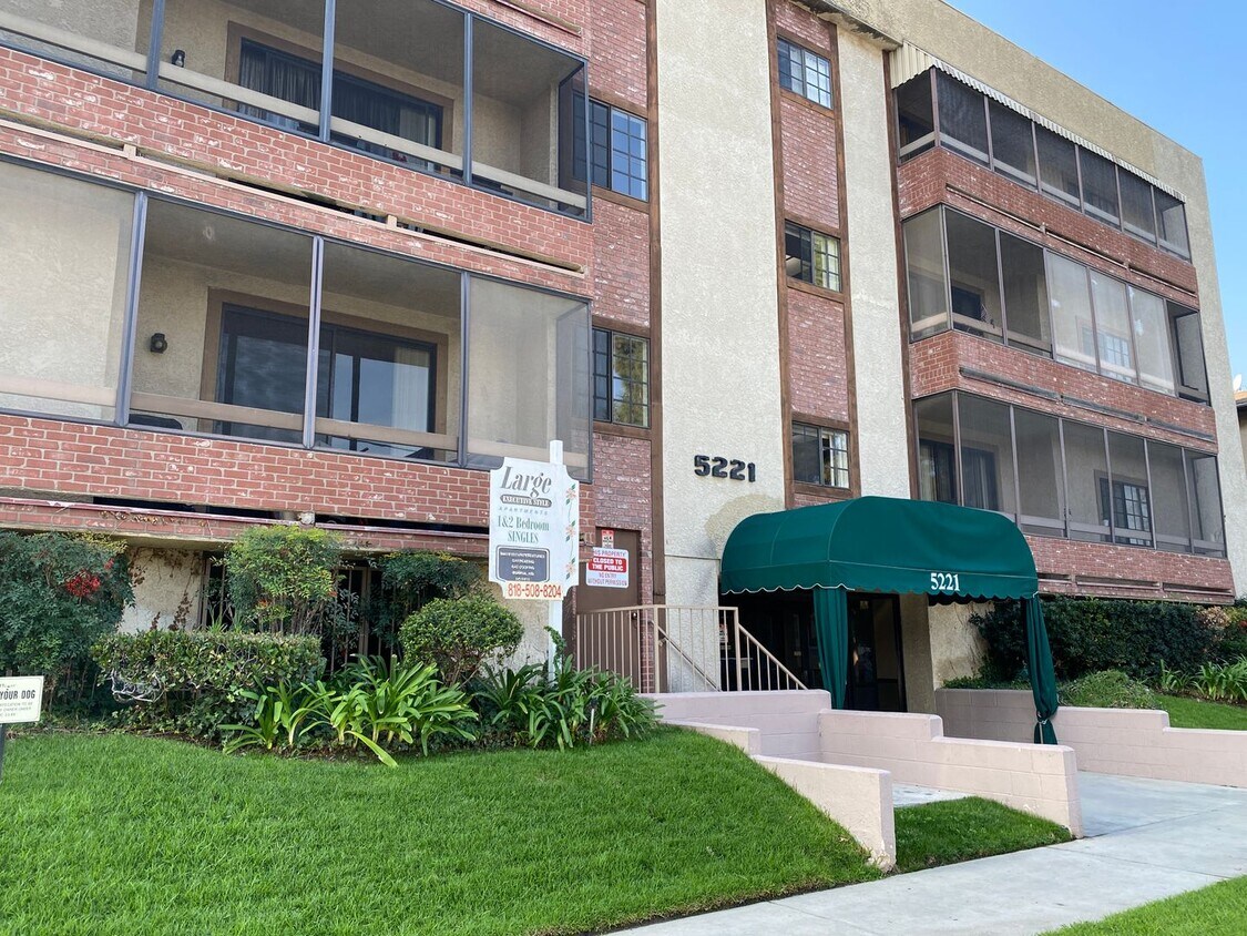 Building Photo - MOVE IN SPECIAL - Quiet Building, Prime Lo...