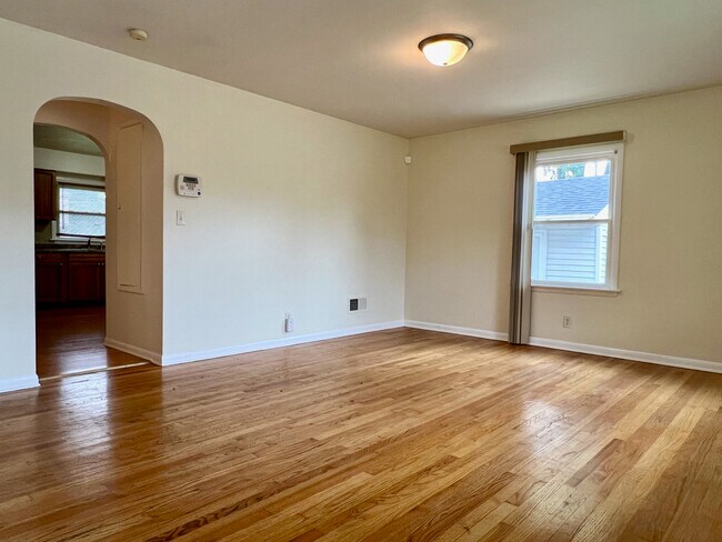Building Photo - 618 E 160th Ct