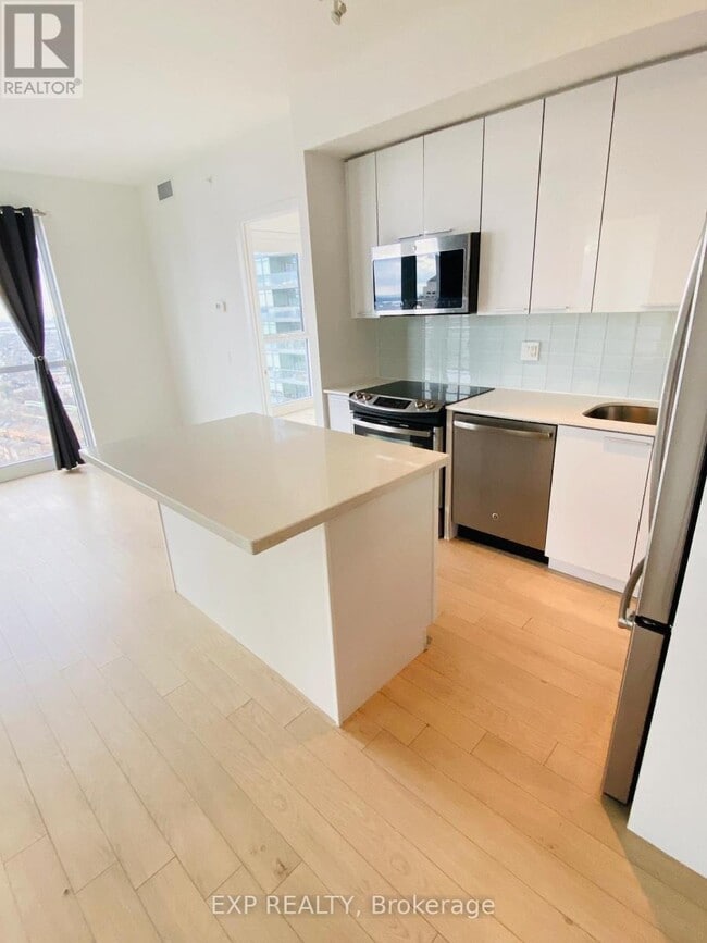 Building Photo - 10 Park Lawn Rd