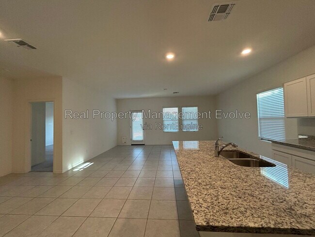 Building Photo - 6512 W Magdalena Ln
