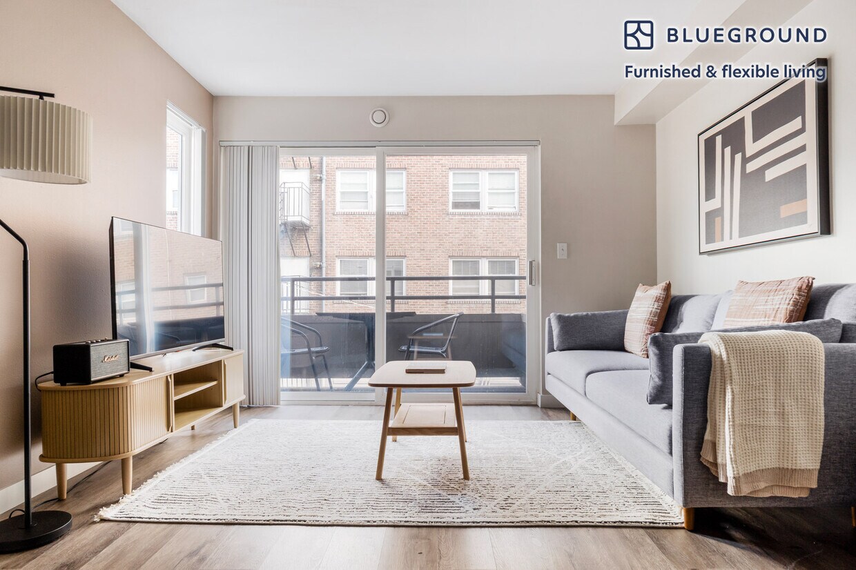 Foto principal - 526 Yale Ave N