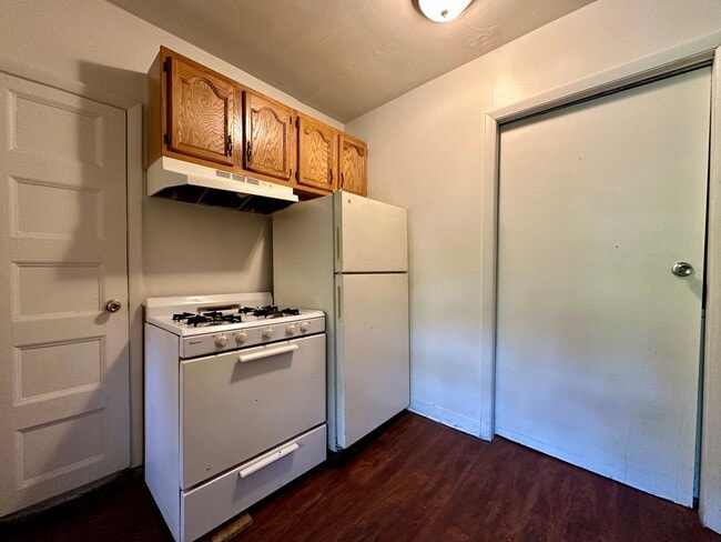 Building Photo - Super Spacious Three Bedroom on Bates Stre...