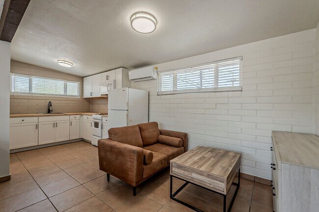 Building Photo - 1647 N Santa Rita Ave