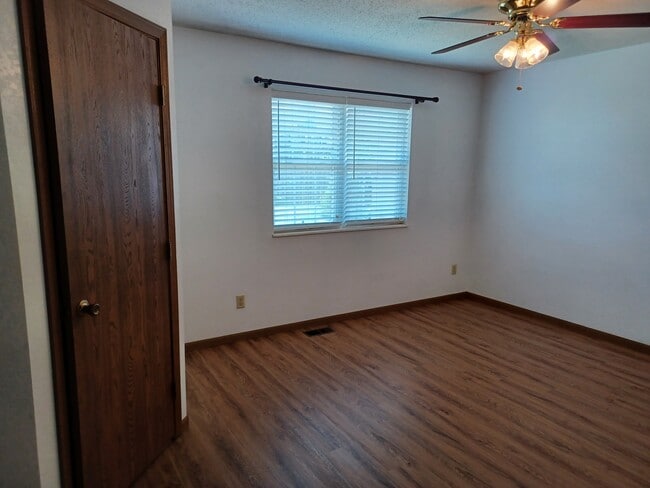 Foto del edificio - 24 Christine Dr