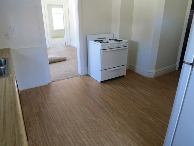 Unit 2 - Kitchen - 723 E 5th St