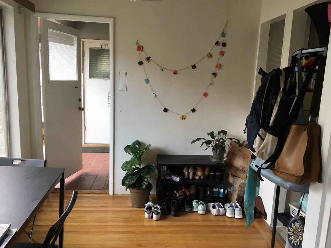 Foto principal - 2450 Warring St