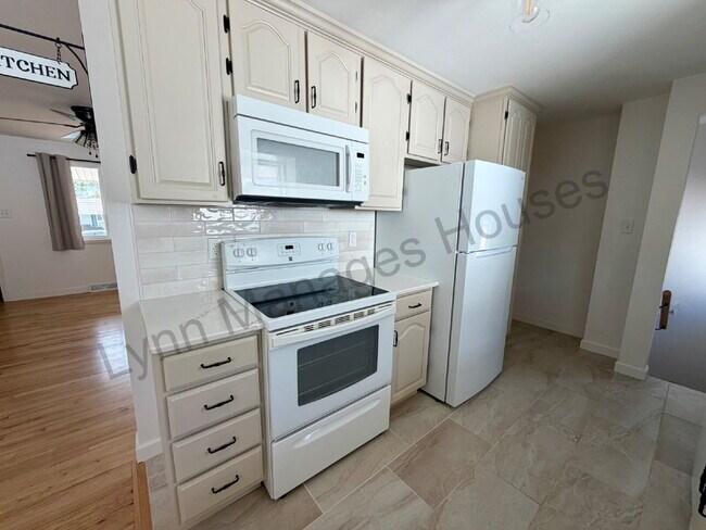 Building Photo - Great North Location - Single Family Home