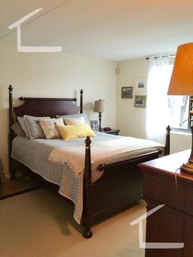 Building Photo - Charming 2 Bedroom