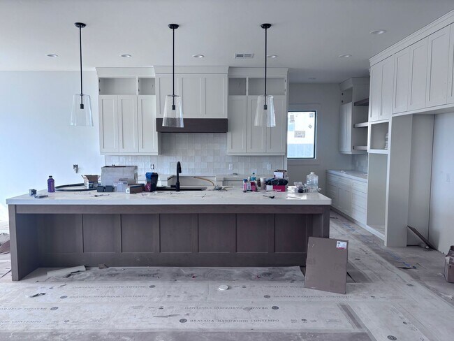 Foto del edificio - Brand New 6 Bed 4 Bath Rental Near Sand Ho...