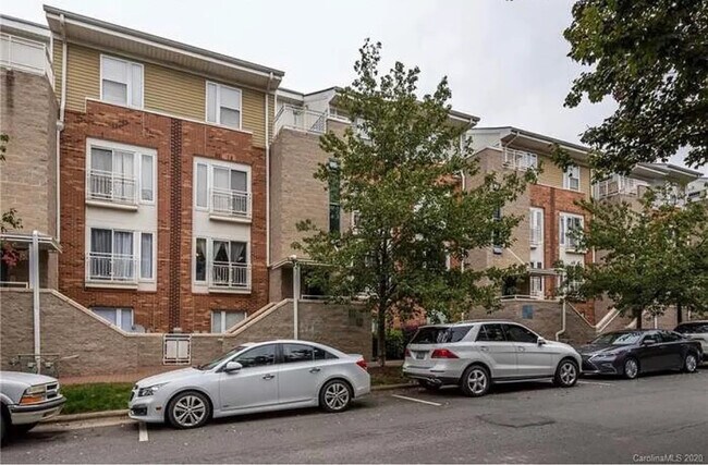 Foto del edificio - Room in Condo on Donatello Avenue
