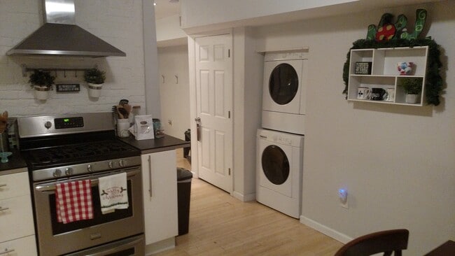 Kitchen/Laundry - 1824 Fox Way