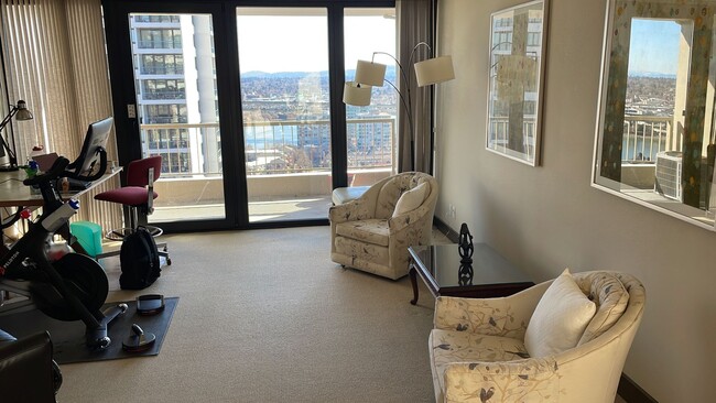 Foto del edificio - Stunning 2 bedroom 2 bath condo with a riv...