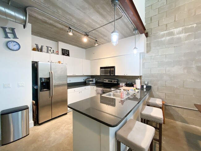 Building Photo - Pet Friendly! Lofts Oasis #105