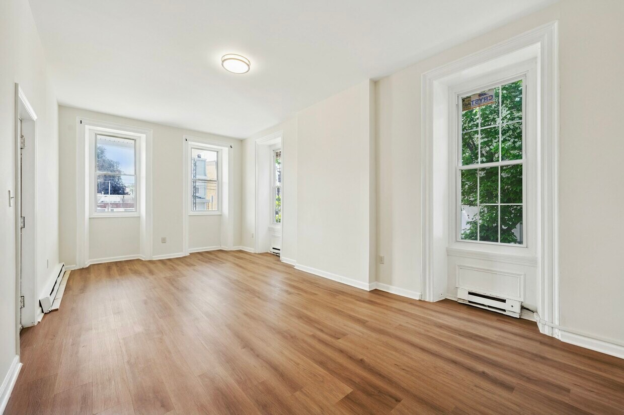 Primary Photo - 109 W Queen Ln