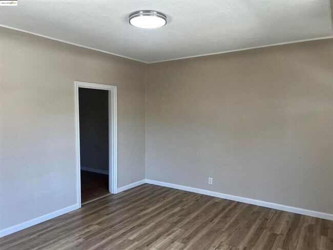 Building Photo - Updated split level duplex! Extremely rare 4-bedroom, 2 bathroom offering with over 1500 square f...