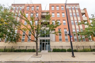 Building Photo - 3550 W Montrose Ave