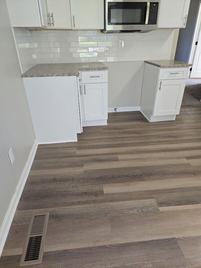 Foto del edificio - Spacious 3 Bedroom, 2 Bathroom Home Availa...